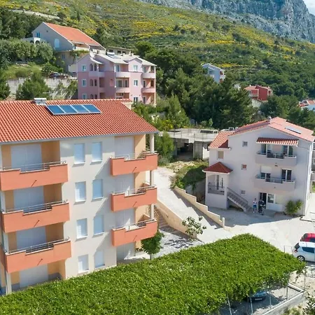 With A Parking Space Duce, Omis - 9437 *